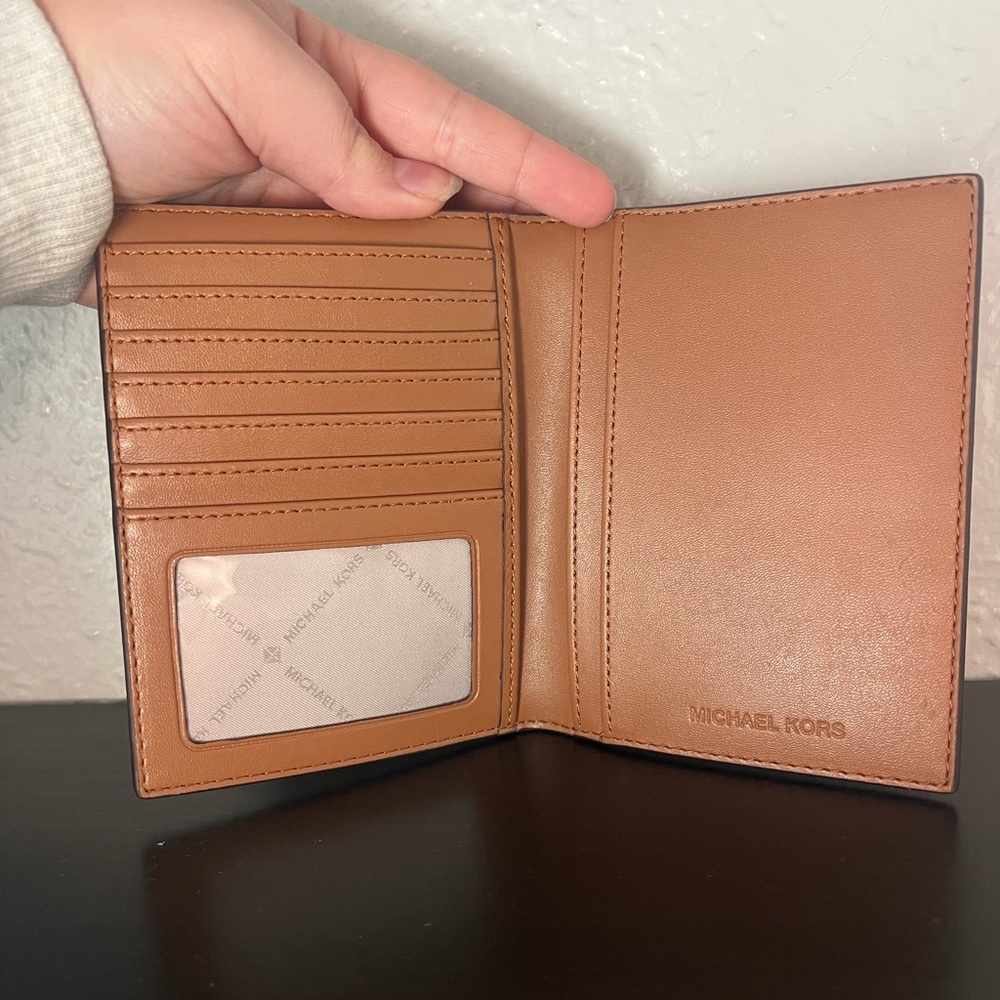 ✨NWOT - Michael Kors Bedford Travel Passport Leather Wallet Holder✨ - Picture 6 of 9